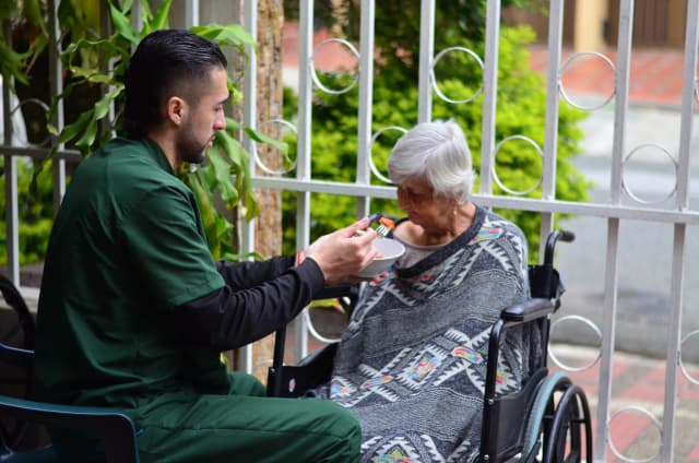 Cuidado especializado para adultos mayores en Medellín Cuidadora especializada con residente en hogar geriátrico Jóvenes del Ayer Medellín - Cuidado para adultos mayores